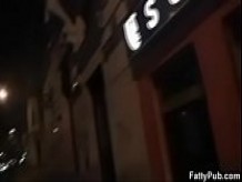 Algunos de los amigos tienen relaciones sexuales después de elegir a sus amigas por sorteo